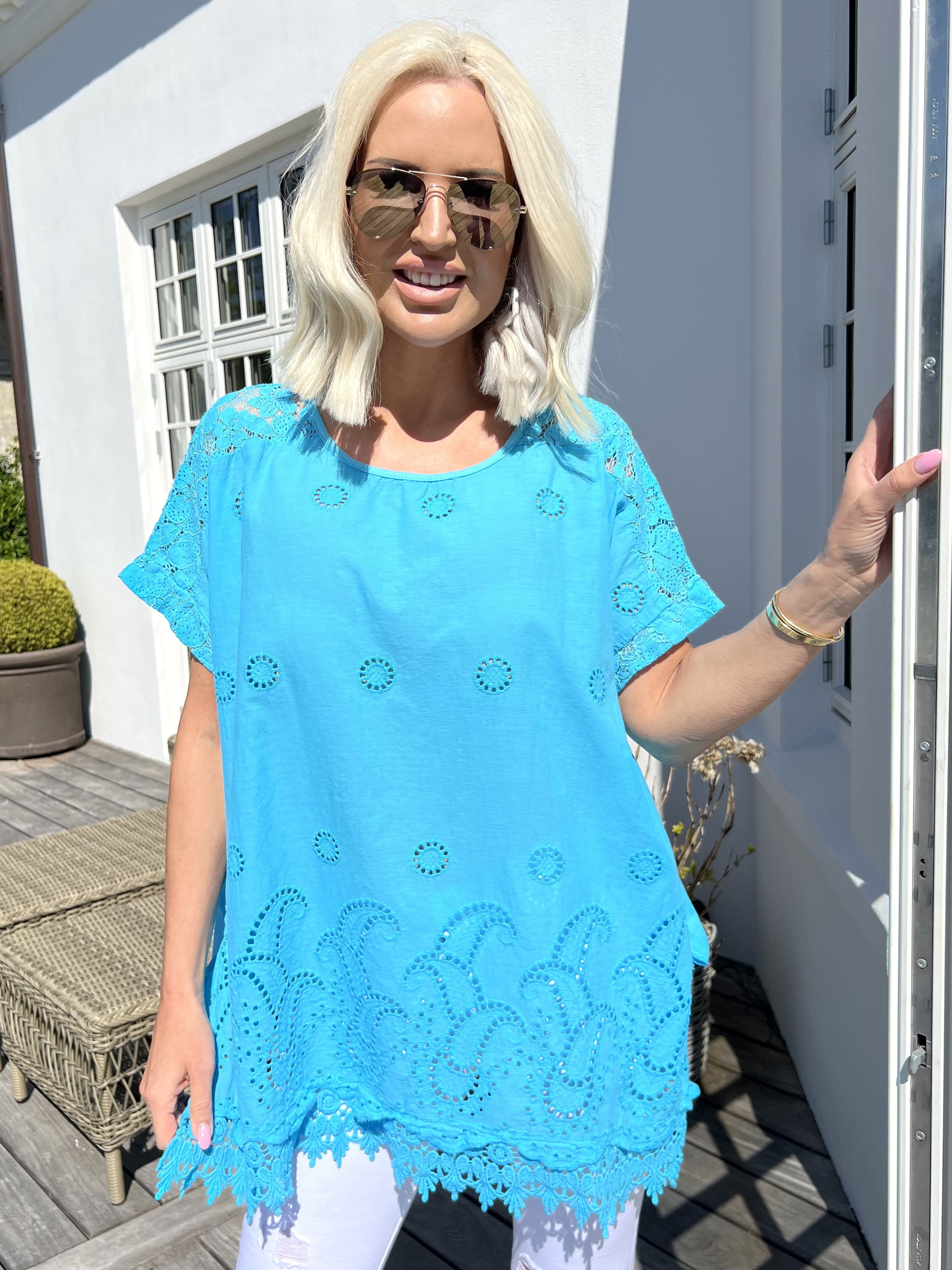 Inna - Sød top med blonder og broderi anglaise